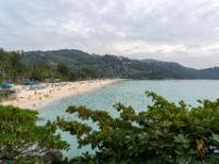Ausblick über die Bucht mit der Kata Noi Beach